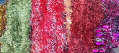 Renkli çelenkler kırmızı yeşil dekorasyon Noel tatili sanat eserleri arka planda. Yüksek kalite fotoğraf