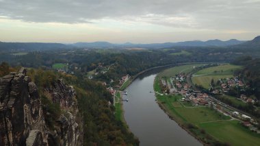 Gri gökyüzü günbatımı manzarasını, nehir doğasını yeşil sonbahar akşamları arka planını bulutlar. Yüksek kalite fotoğraf