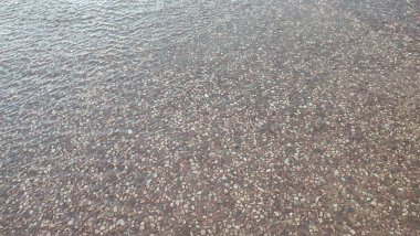  Renkli çakıl taşı dokusu arka planda küçük kahverengi ve yeşil beyaz çakıl taşları, su altı doğası. Yüksek kalite fotoğraf