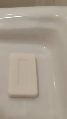 Seramik lavaboda beyaz el sabunu, hijyen objesi. Yüksek kalite fotoğraf