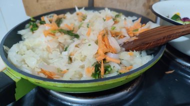 Soğan havuç kızartma pab mutfak yemekleri pişirme. Yüksek kalite fotoğraf