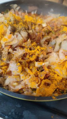 Etli sebzeler soğan kızartma tavası ev yapımı soba pişirme yemek tarifi öğle yemeği lezzetli, dikey mobil format fotoğraf. Yüksek kalite fotoğraf