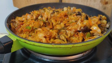 Etli sebzeler soğan kızartır tavada sağlıklı et sebzeler soğan kızartma tavası fırın pişirme yemek tarifi yemek tarifi lezzetli, yatay format fotoğrafı. Yüksek kalite fotoğraf