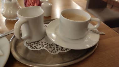 Kahve sehpası lokantası beyaz fincanlar içecek nesneler. Yüksek kalite fotoğraf