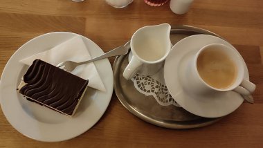 Beyaz fincanlar kahve, tatlı tatlılar çikolatalı çay masası kafe restoranı, içecek nesneler. Yüksek kalite fotoğraf