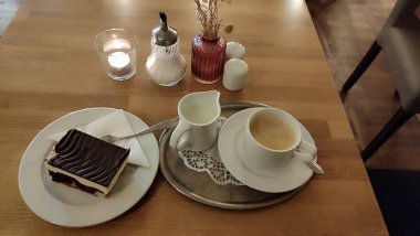 Beyaz fincanlar kahve, tatlı tatlılar çikolatalı çay masası kafe restoranı, içecek nesneler. Yüksek kalite fotoğraf