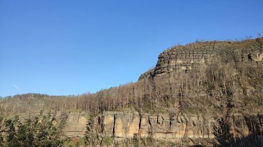Uçurum kenarındaki açık gökyüzü manzarası arka plan ağaçları yazın Avrupa 'da doğa turizmi sallanıyor. Yüksek kalite fotoğraf