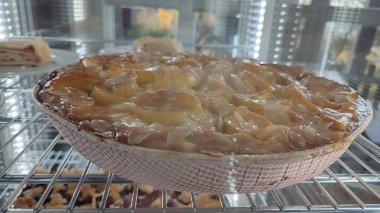 Elmalı turta gösterisi tatlı yemek tabağı tatlı kafeterya restoranının kahvaltı menüsünü pişiriyor. Yüksek kalite fotoğraf