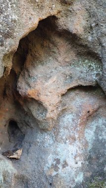 Rocky yosunlu yarık taşı arka plan doğa dokusu seyahat. Yüksek kaliteli fotoğraf listesi seyahati 