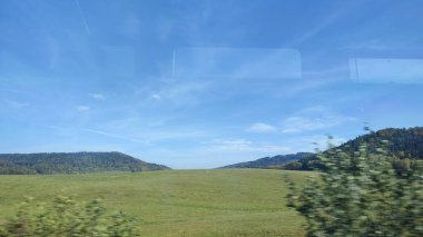 Gökyüzü ağaçları pencere manzaralı yaz günü doğa ağaçlarını gezer. Yüksek kalite fotoğraf