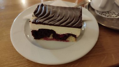 Çikolata katmanlı kek, tatlı tatlı, beyaz tabak, kafe, restoran eşyaları, yemek masası. Yüksek kalite fotoğraf