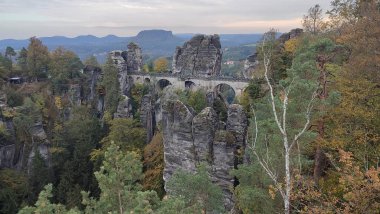 Taş kemer köprüsü doğa seyahat arka plan yaz günü güz ağaçları Çek Cumhuriyeti Avrupa. Yüksek kalite fotoğraf