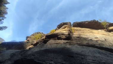 Stone cliff gökyüzü. Yüksek kaliteli fotoğraf 17 Ekim 2024 Hrensko Çek Cumhuriyeti Avrupa 