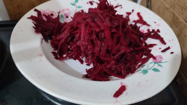 Kırmızı pancar rendelenmiş sağlıklı yiyecekler tabakta sebze vitaminler salata öğle yemeği akşam yemeği kahvaltısı. Yüksek kalite fotoğraf