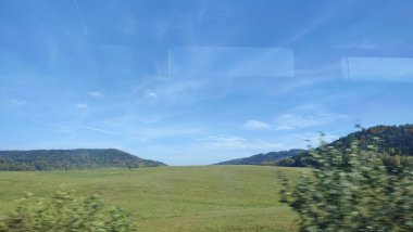 Gökyüzü ağaçları pencere manzaralı yaz günü doğa ağaçlarını gezer. Yüksek kalite fotoğraf