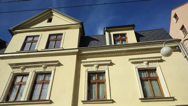 Sarı bina mimari caddesi pencereleri modern ev otel dairesi mavi gökyüzü manzarası şehir merkezi. Yüksek kaliteli fotoğraf görüntüsü yolculuğu 