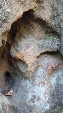 Rocky yosunlu yarık taşı arka plan doğa dokusu seyahat. Yüksek kaliteli fotoğraf listesi seyahati 