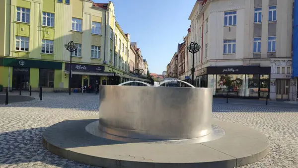 22 Ekim 2024 Hradec Kralove, Çek Cumhuriyeti Avrupa, Kralov bölgesi, Kralovehradecky Kraj, Sokak çeşme binaları mimarlık caddesi. Yüksek kalite fotoğraf editörü. Açık hava çekimleri. Seyahat turizmi yaz günü. 