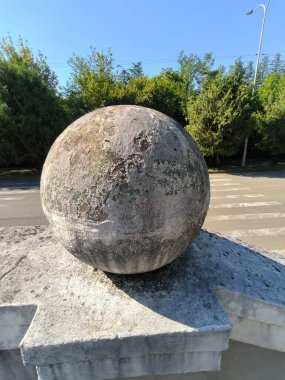 Mimari sokak ağaçları inşa eden taş küre seyahat turizmi yaz malzemeleri park dokusu eski model. Yüksek kalite fotoğraf