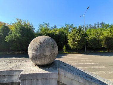 Mimari sokak ağaçları inşa eden taş küre seyahat turizmi yaz malzemeleri park dokusu eski model. Yüksek kalite fotoğraf