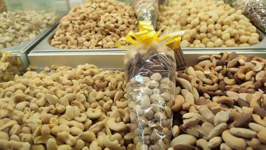 22 Ekim 2024 Hradec Kralove, Çek Cumhuriyeti Avrupa, Kralov bölgesi, Kralovehradecky kraj, Nuts tohumları gıda üretim ürünleri sanayi nesneleri sergiliyor. Yüksek kalite fotoğraf