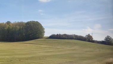 Yuvarlanan yeşil tepeler mavi gökyüzü arka plan bulutları yaz gündüz parkı çekimleri sonbahar ağaçları seyahat eder. Yüksek kalite fotoğraf