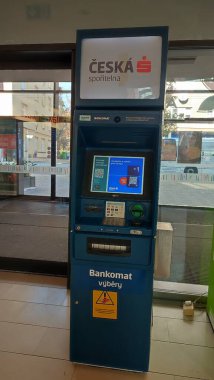 22 Ekim 2024 Hradec Kralove, Çek Cumhuriyeti Avrupa, Kralov bölgesi, Kralovehradecky kraj, Bankacılık ATM makinesi. Yüksek kalite fotoğraf editörü 