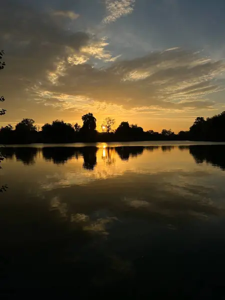 günbatımı üzerinde gölet