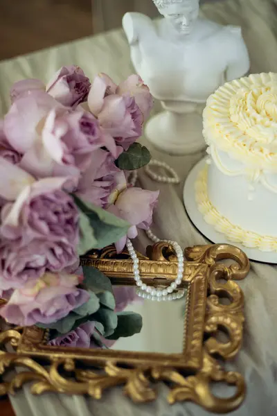 Masasında mum olan bir pasta.