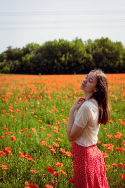 Haşhaş tarlasında bir kız