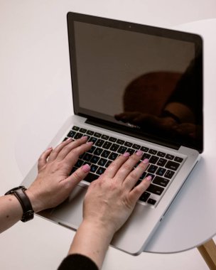 Çalışırken dizüstü bilgisayara yazdırılıyor