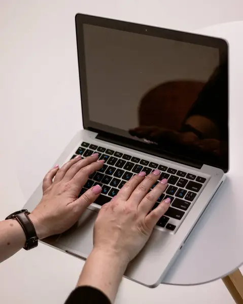 Çalışırken dizüstü bilgisayara yazdırılıyor