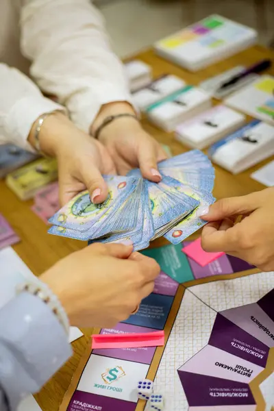 Katılımcılar bir kart oyunu oynuyorlar