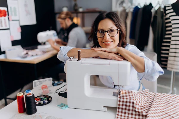 Designer Moda Atraente Óculos Inclinados Com Cabeça Máquina Costura Sorrindo Fotos De Bancos De Imagens