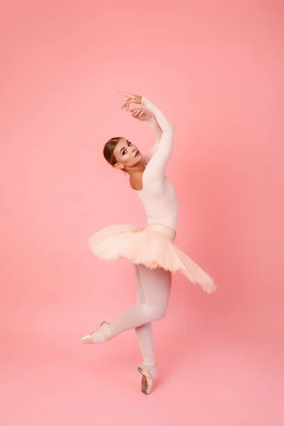 Adorable Mujer Elegante Traje Ballet Profesional Bailando Estudio Bailarina Joven —  Fotos de Stock