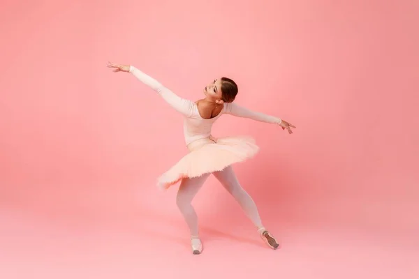 Valkoihoinen Nainen Baletti Tanssija Tutu Osoitin Kengät Harjoitellaan Eri Liikettä — kuvapankkivalokuva