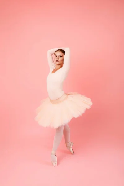Mujer Caucásica Flexible Zapatillas Ballet Pie Puntas Los Pies Sosteniendo — Foto de Stock