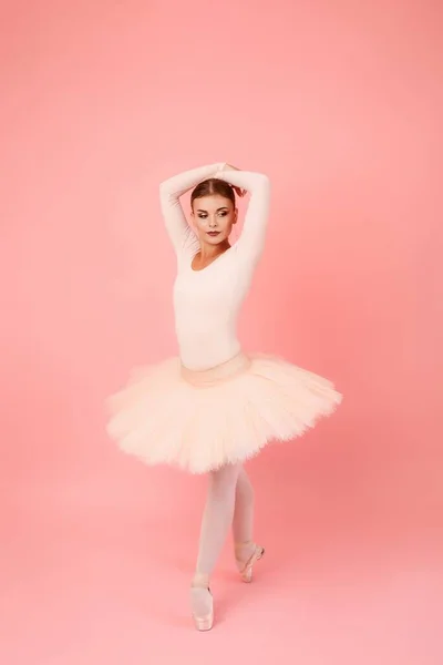 Витончена Ніжна Балерина Професійній Рожевій Сукні Тренувань Позування Рожевому Фоні — стокове фото