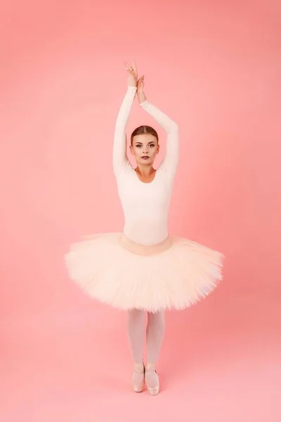 Kobieta Klasyczna Tancerka Baletowa Różowej Spódnicy Wskazująca Palcach Nóg Rękami — Zdjęcie stockowe