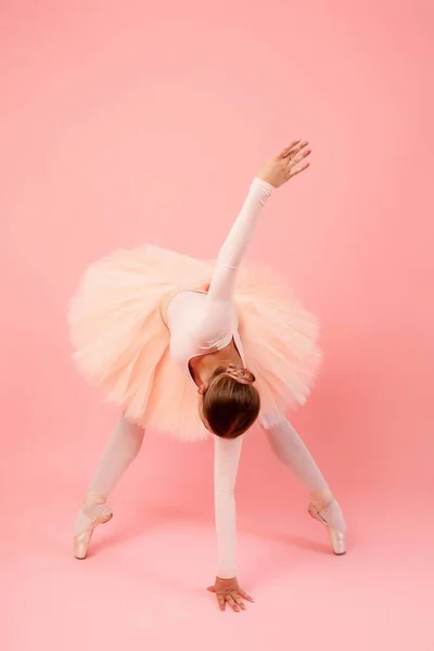 Flexible Bailarina Joven Pie Los Dedos Los Pies Tocando Suelo —  Fotos de Stock
