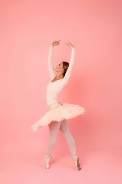 Een Tedere Sierlijke Vrouw Roze Balletoutfit Die Haar Tenen Staat — Stockfoto