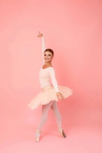 Glückliche Junge Frau Mit Flexiblem Körper Die Ballettbewegungen Über Rosa — Stockfoto