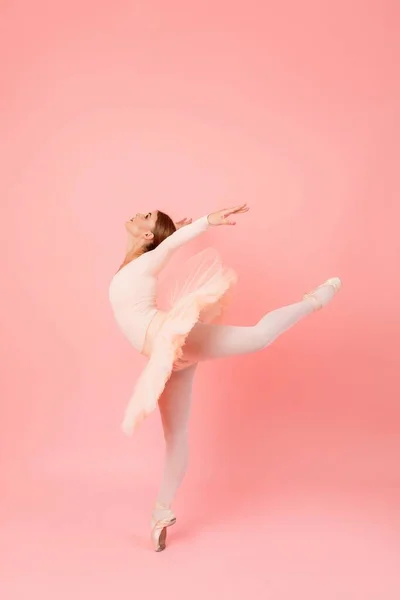 Zijaanzicht Van Professionele Ballerina Balanceren Een Been Buigen Terug Roze — Stockfoto