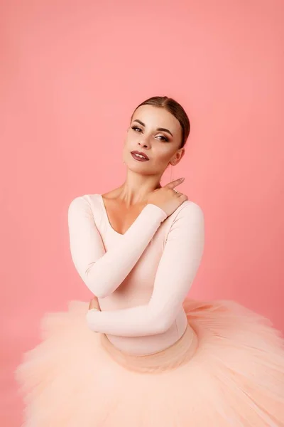 Retrato Una Sensual Joven Bailarina Con Corbatas Pelo Maquillaje Brillante —  Fotos de Stock