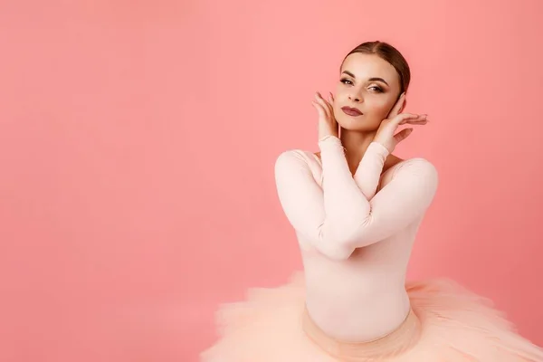 Portret Van Een Prachtige Jonge Vrouw Professionele Balletkleren Die Haar — Stockfoto