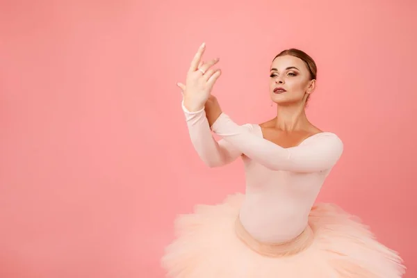 Привлекательная Молодая Женщина Светло Розовой Балетной Пачке Студии Опытная Балерина — стоковое фото