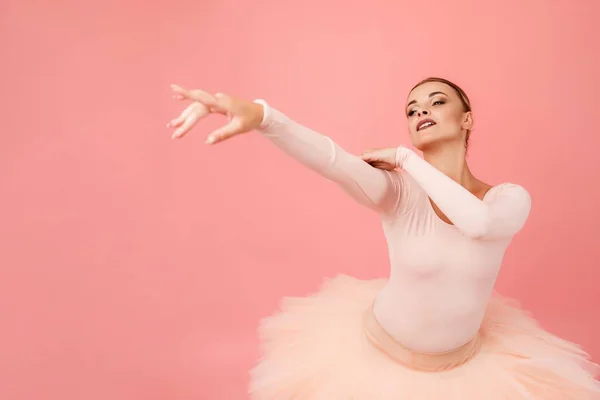 Anmutige Kaukasische Balletttänzerin Mit Hellem Make Und Gebundenen Haaren Posiert — Stockfoto