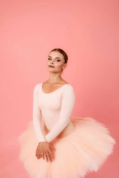 Приємна Біла Жінка Рожевому Вбранні Балерини Чуттєво Позує Студії Молода — стокове фото
