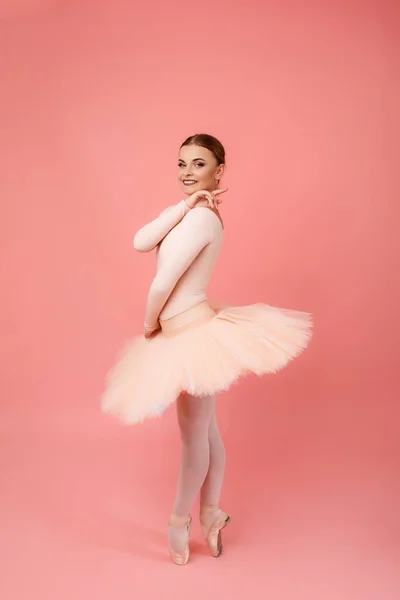 Hermosa Joven Bailarina Tutú Rosa Zapatos Puntiagudos Practicando Ballet Durante —  Fotos de Stock