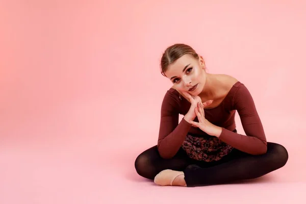 Vooraanzicht Van Aangename Blanke Vrouw Puntschoenen Zittend Lotus Poseren Roze — Stockfoto